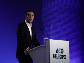 Στην ίδια γραμμή, για το προσφυγικό-μεταναστευτικό ο πρωθυπουργός έκανε κριτική προς όλες τις κατευθύνσεις παραλείποντας την συμμετοχή του στην κρίση τού 2015, όταν περισσότεροι από ένα εκατομμύριο πρόσφυγες και μετανάστες πέρασαν από την Τουρκία στην Ελλάδα για να «λιαστούν» και στην συνέχεια προωθήθηκαν σε Αυστρία, Σουηδία και Γερμανία, με τις γνωστές κοινωνικές και πολιτικές συνέπειες. 